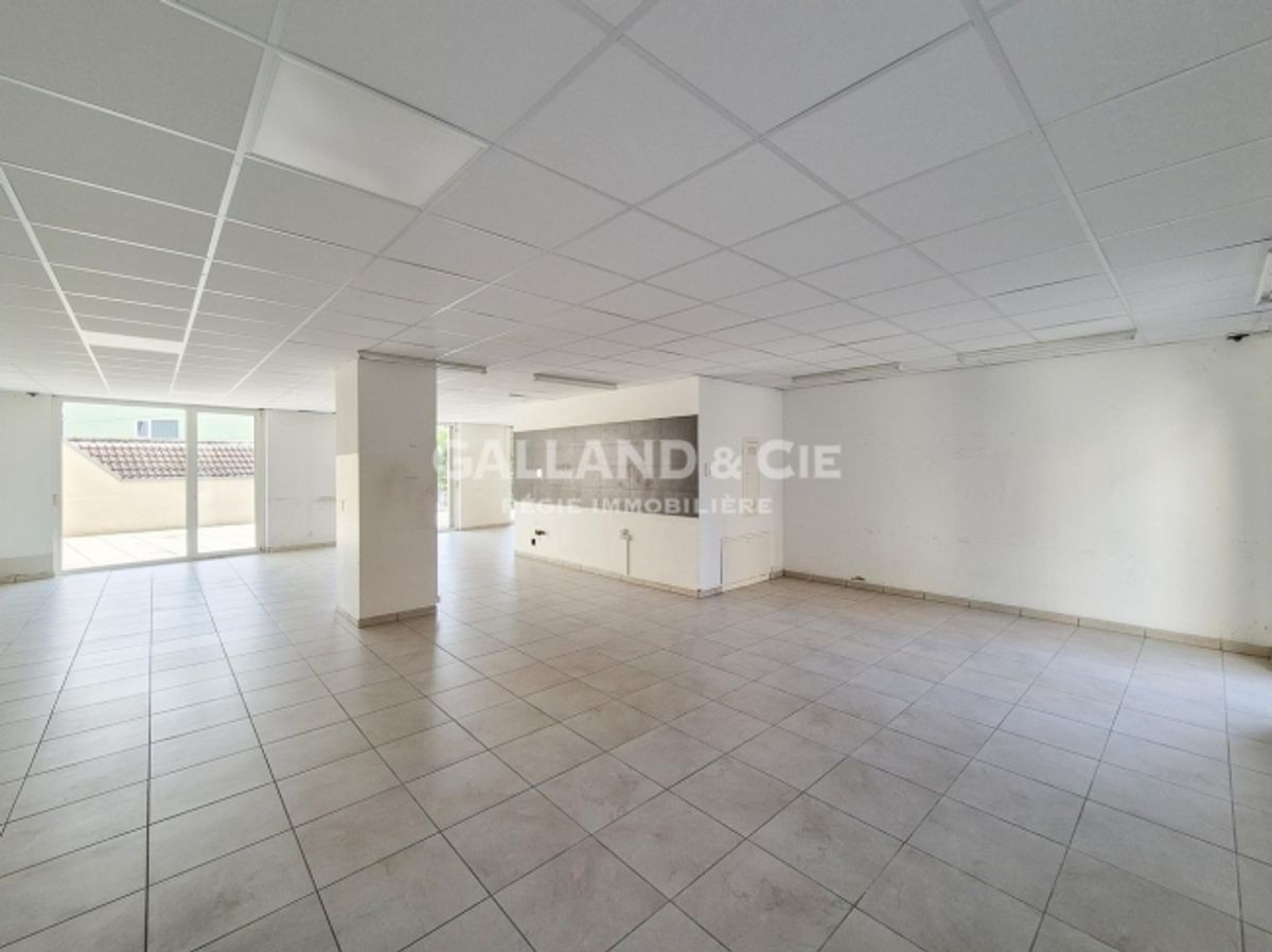 Geräumiges Geschäftslokal mit guter Sicht und grosser Terrasse - 1