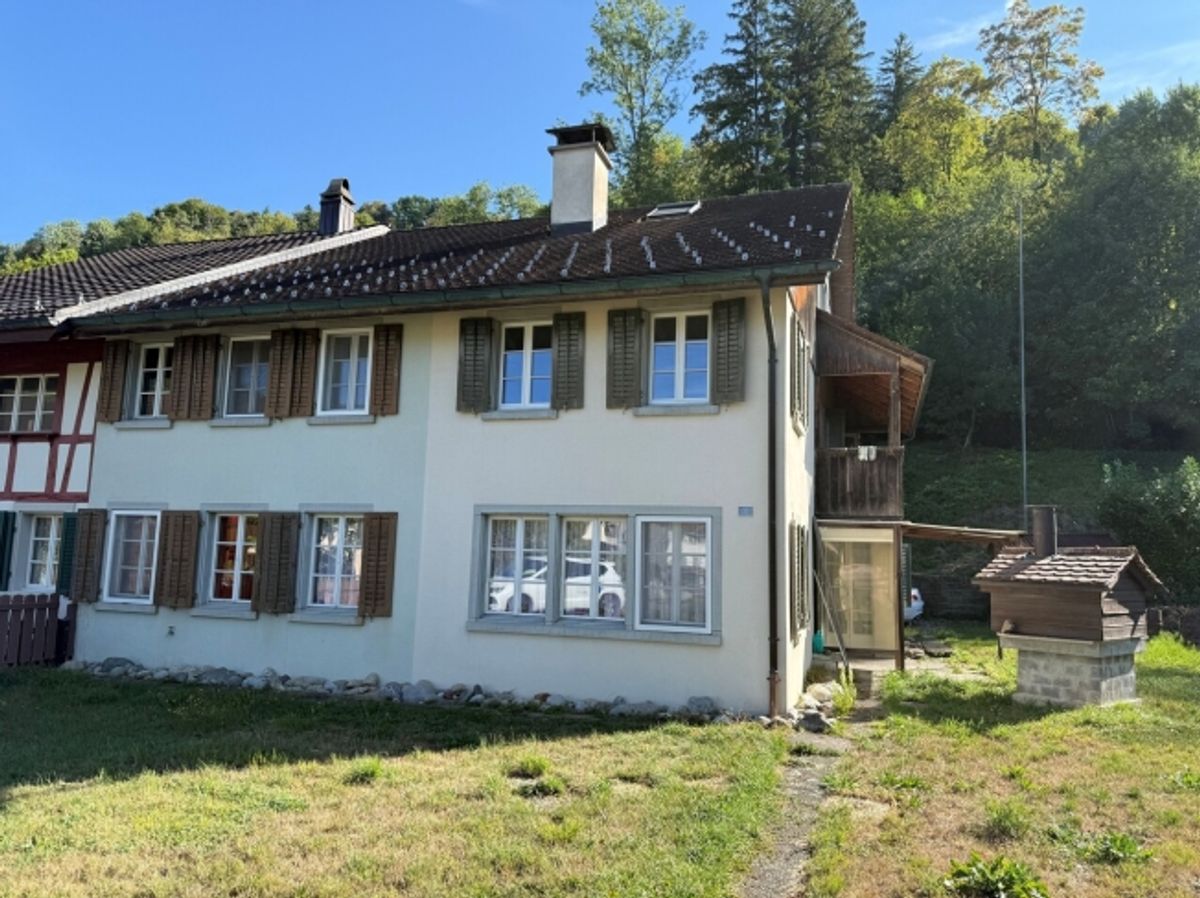 Charmantes Einfamilienhaus mit grossem Garten und viel Potenzial - 0