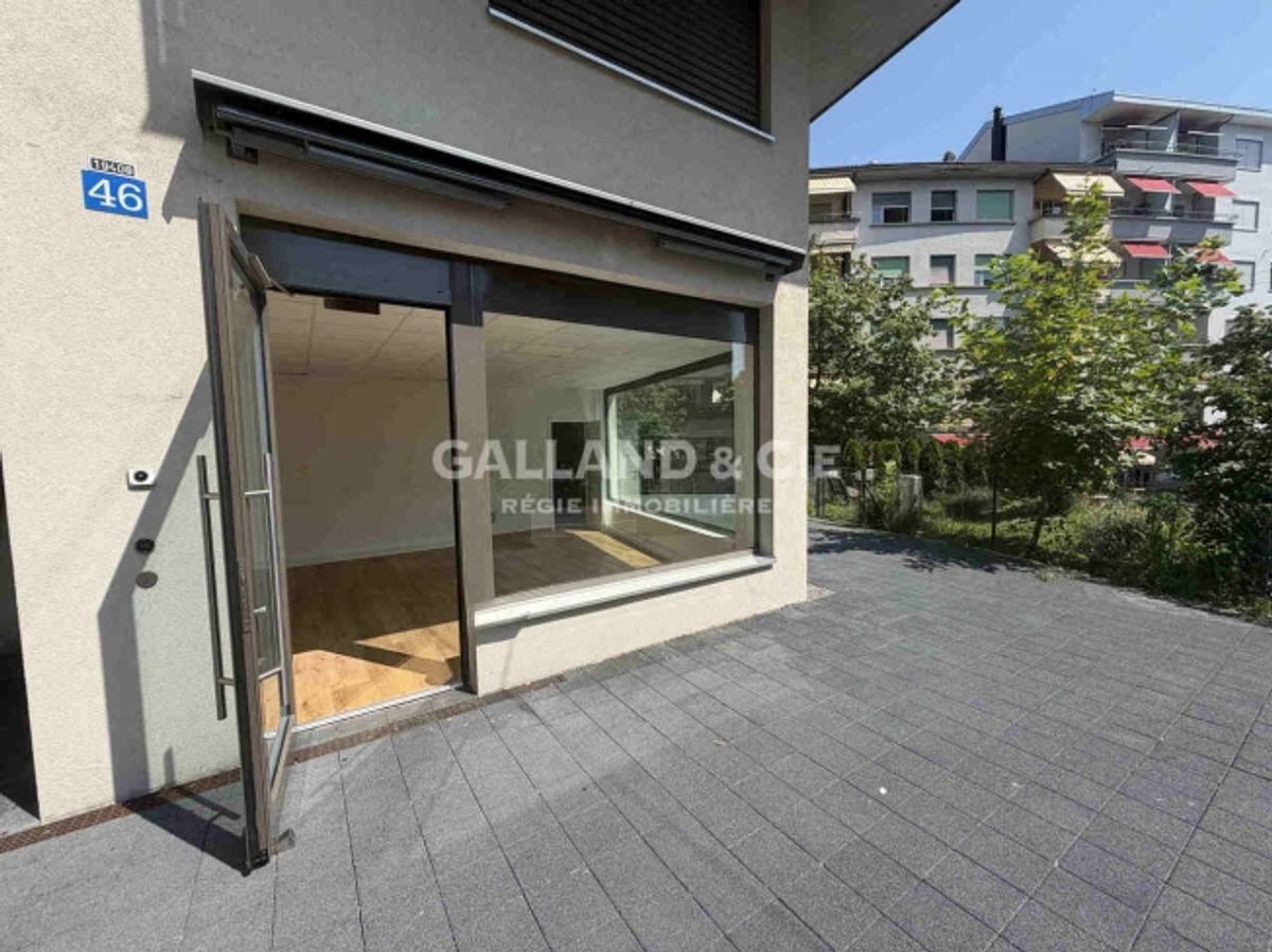 Schöne Ladenfläche mit Schaufenster und Terrasse - 1