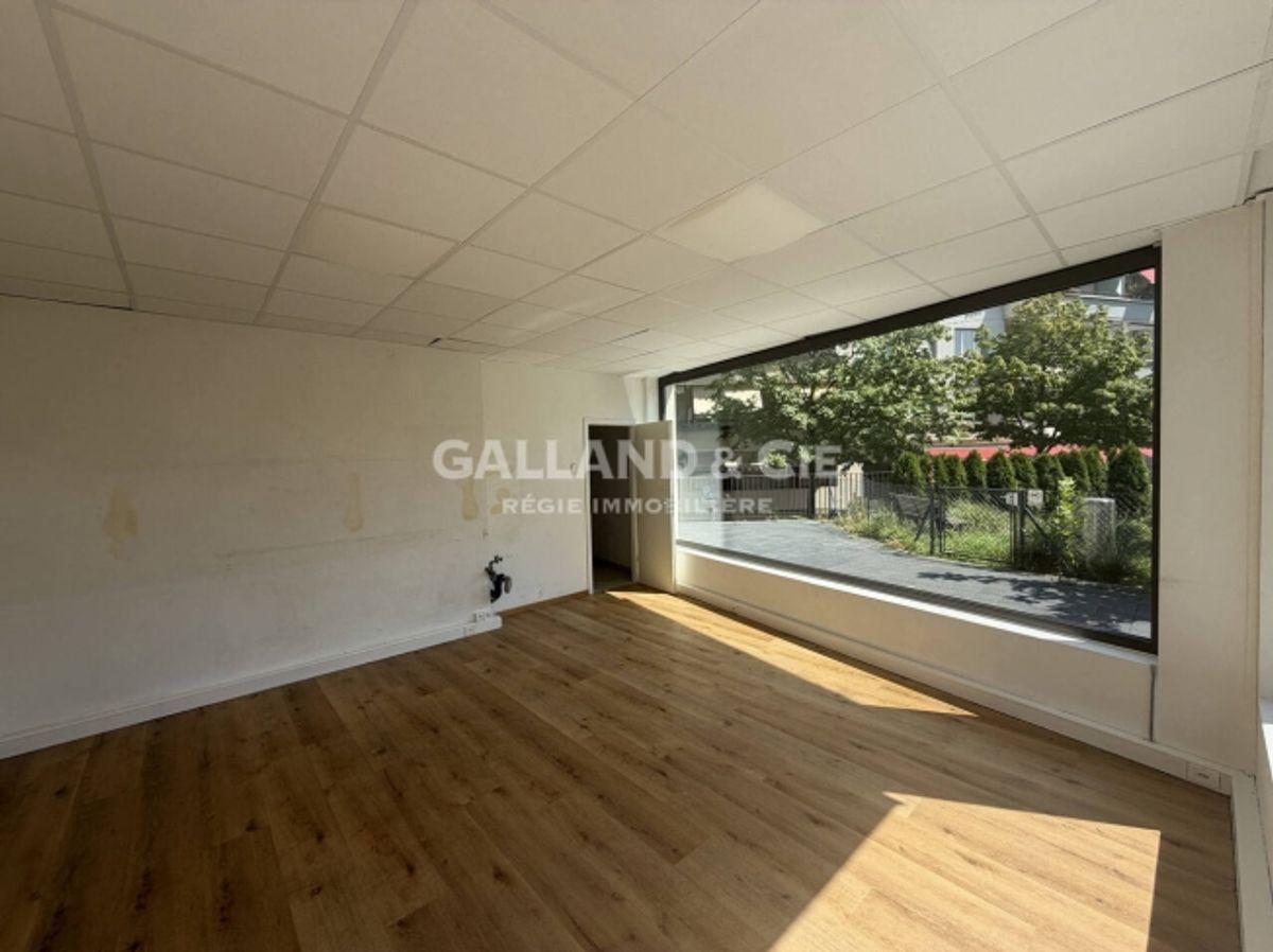Schöne Ladenfläche mit Schaufenster und Terrasse - 2