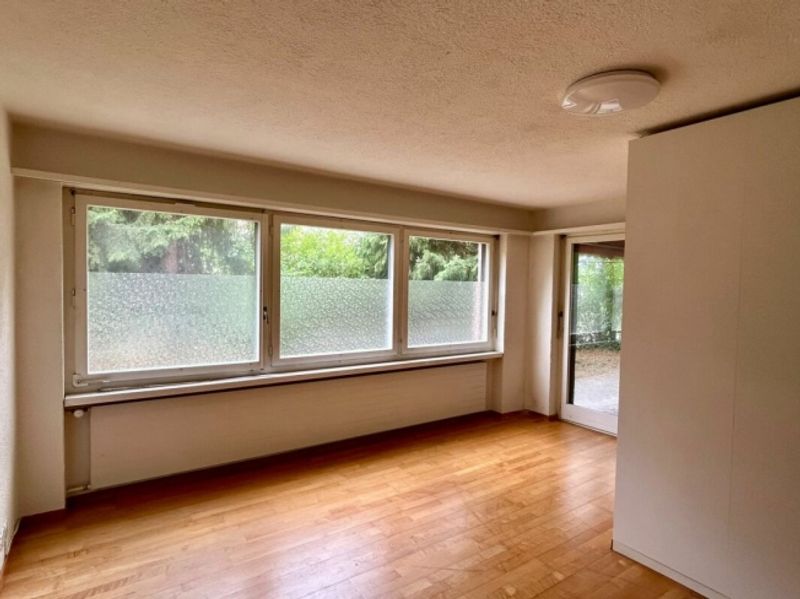 Schmucke 1.5-Zimmer-Wohnung + sep. Büro- / Physioraum im EG  mit Sitzplatz - 3