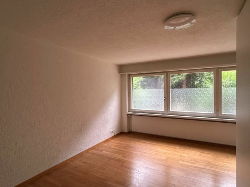 Schmucke 1.5-Zimmer-Wohnung + sep. Büro- / Physioraum im EG  mit Sitzplatz - 4