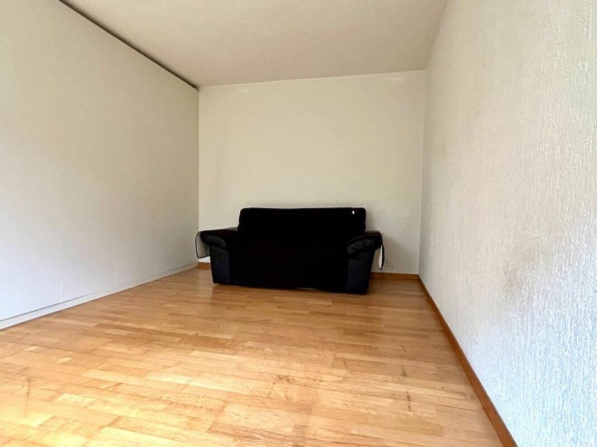 Schmucke 1.5-Zimmer-Wohnung + sep. Büro- / Physioraum im EG  mit Sitzplatz - 4