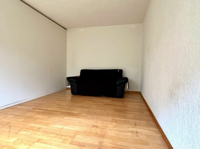 Schmucke 1.5-Zimmer-Wohnung + sep. Büro- / Physioraum im EG  mit Sitzplatz - 5