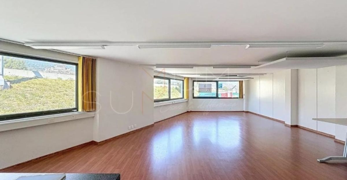 Sion Bureau 45 m² en zone industrielle 2 parkings inclus - 1