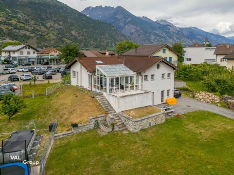 Gepflegtes Familienhaus mit Bergsicht und Wintergarten - 1