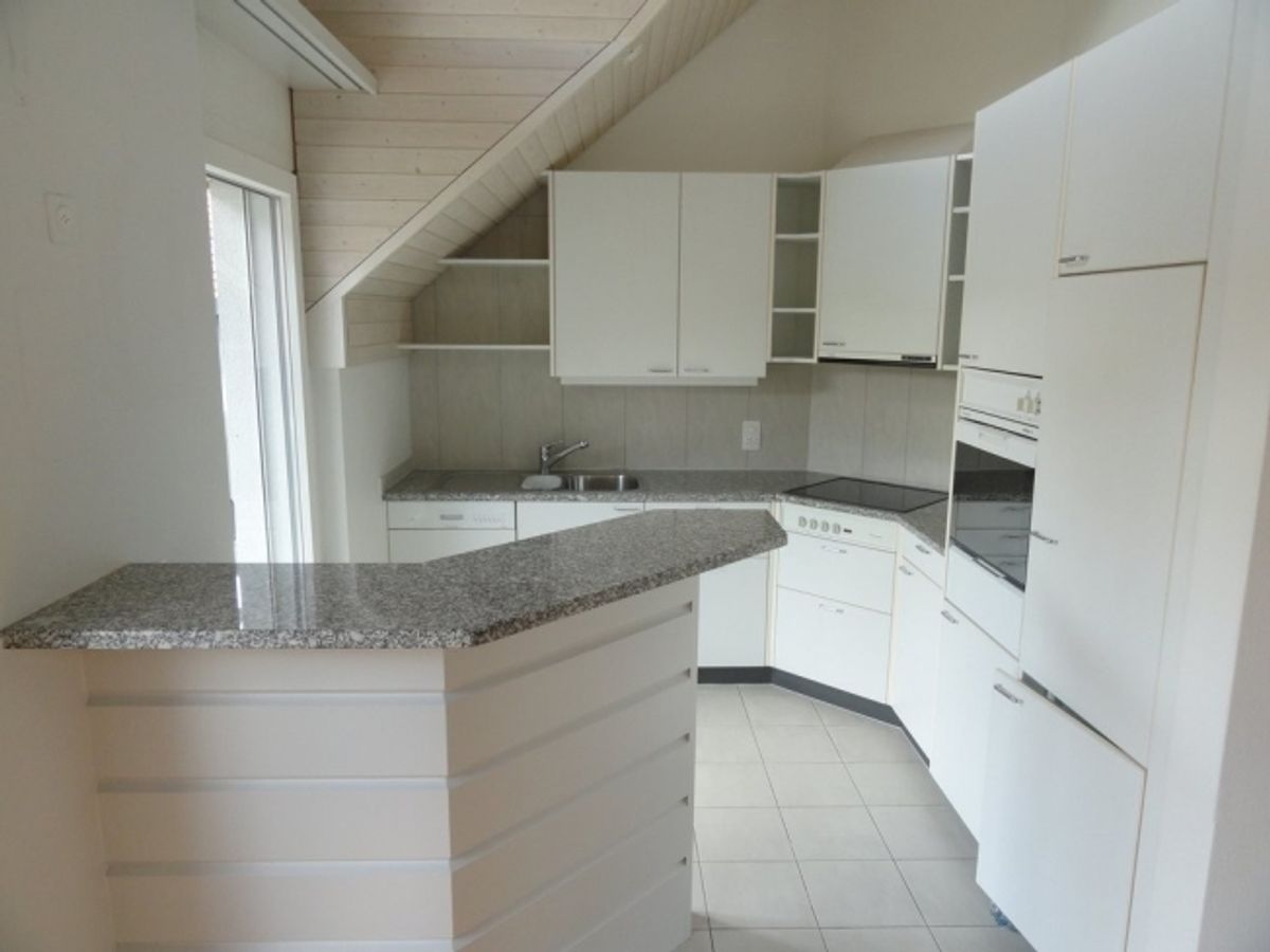 Charmante Dachwohnung mit grossem Balkon und Galerie! - 2