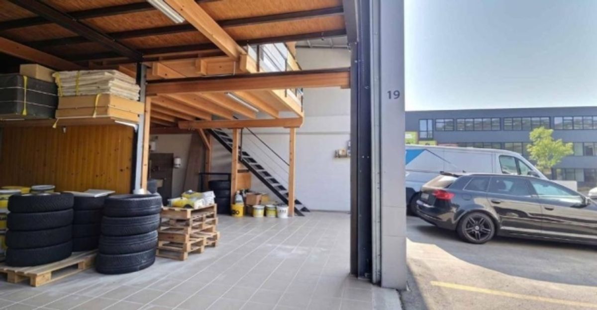 À louer – Double box avec mezzanine et espace extérieur privatif - 2