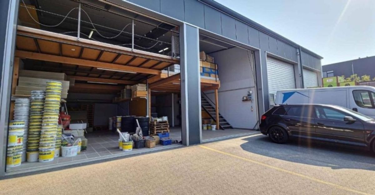 À louer – Double box avec mezzanine et espace extérieur privatif - 3