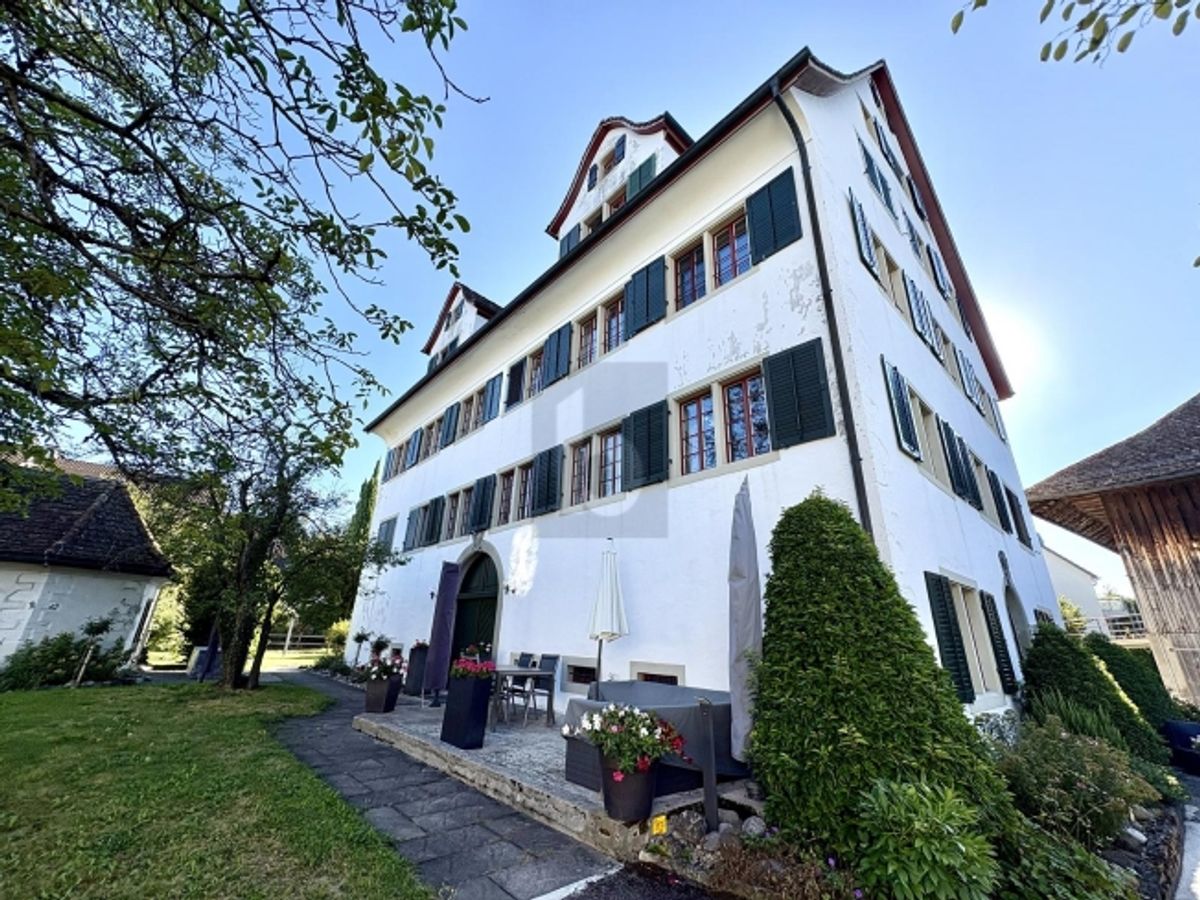 RUHIG UND GROSSZÜGIG MIT GARTENSITZPLATZ - 0
