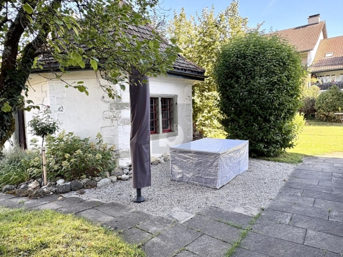 RUHIG UND GROSSZÜGIG MIT GARTENSITZPLATZ - 1