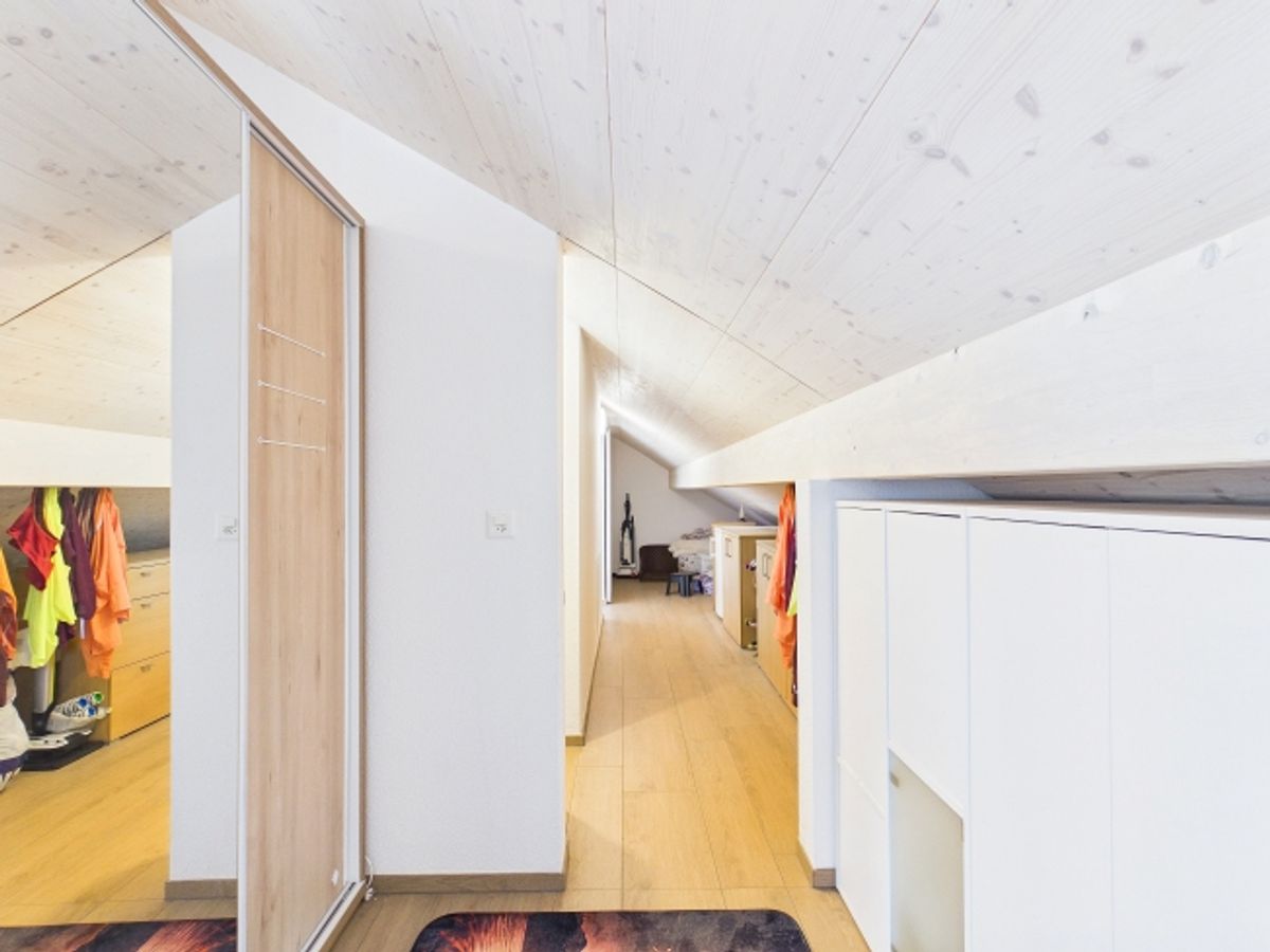Stylische 3.5-Zimmer-Attikawohnung mit Balkon und direktem Liftzugang im Herzen von Zwingen - 9