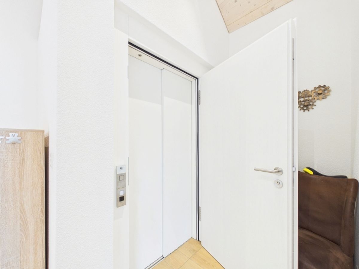 Stylische 3.5-Zimmer-Attikawohnung mit Balkon und direktem Liftzugang im Herzen von Zwingen - 10