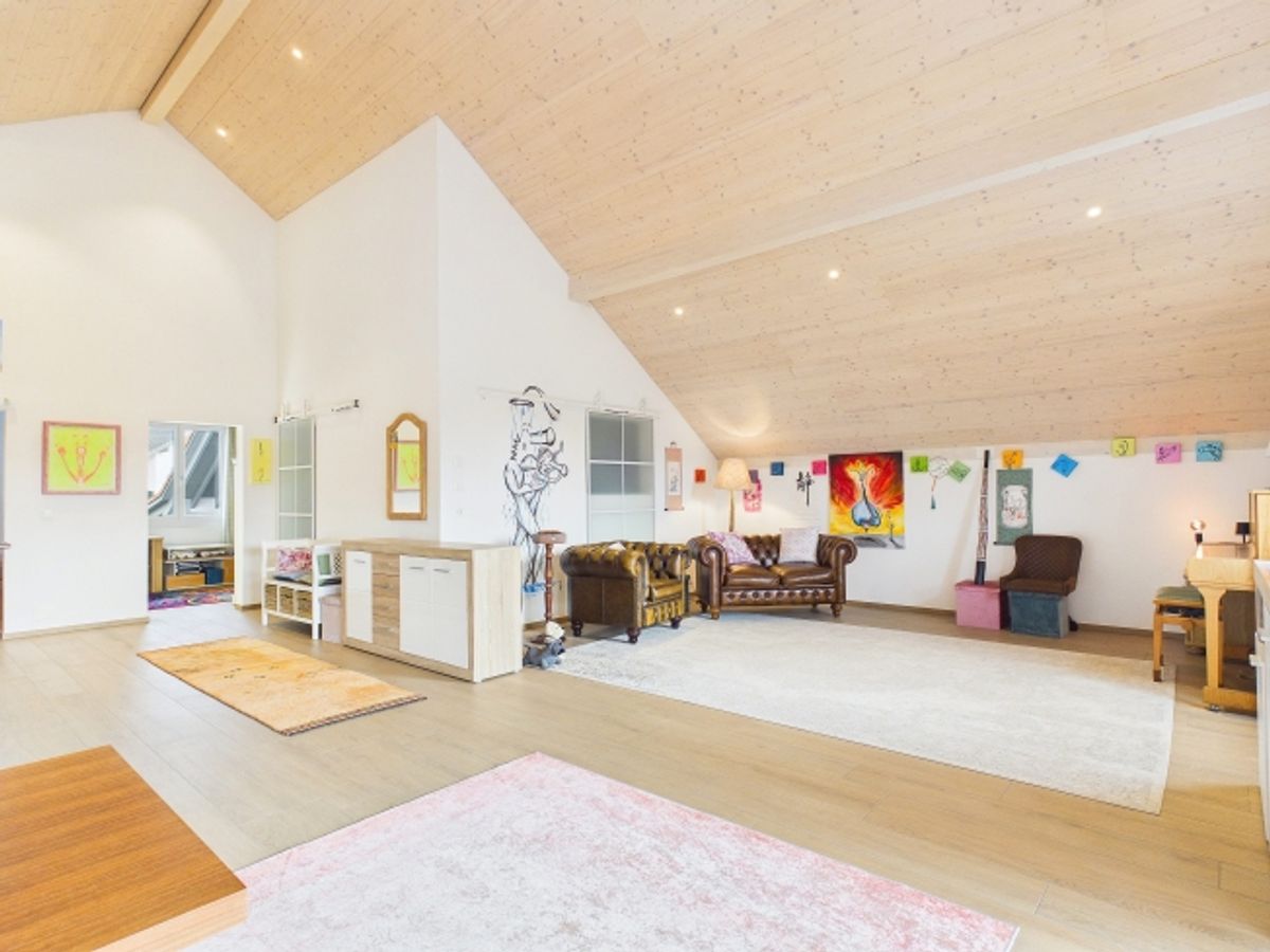 Stylische 3.5-Zimmer-Attikawohnung mit Balkon und direktem Liftzugang im Herzen von Zwingen - 0