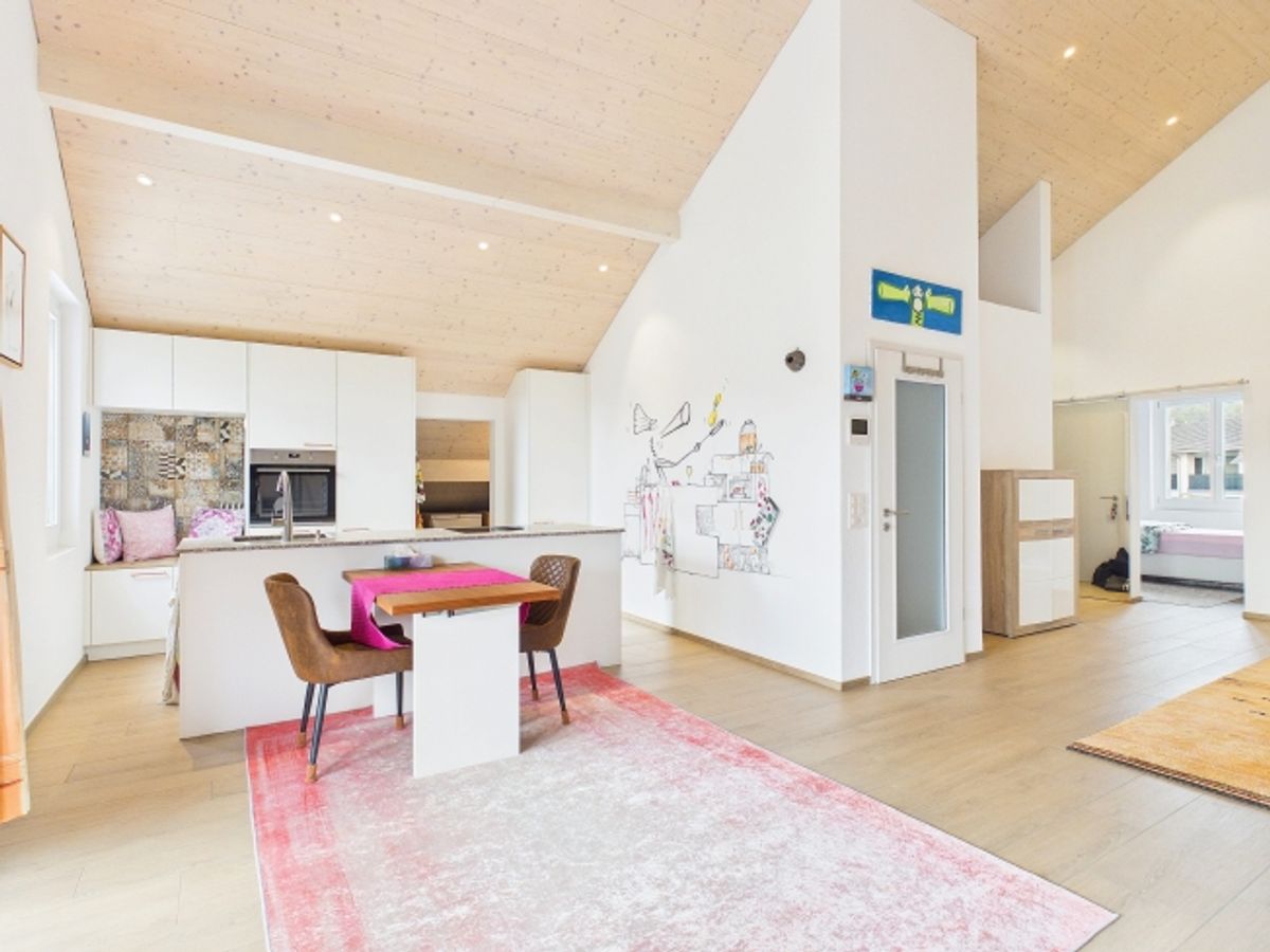 Stylische 3.5-Zimmer-Attikawohnung mit Balkon und direktem Liftzugang im Herzen von Zwingen - 1