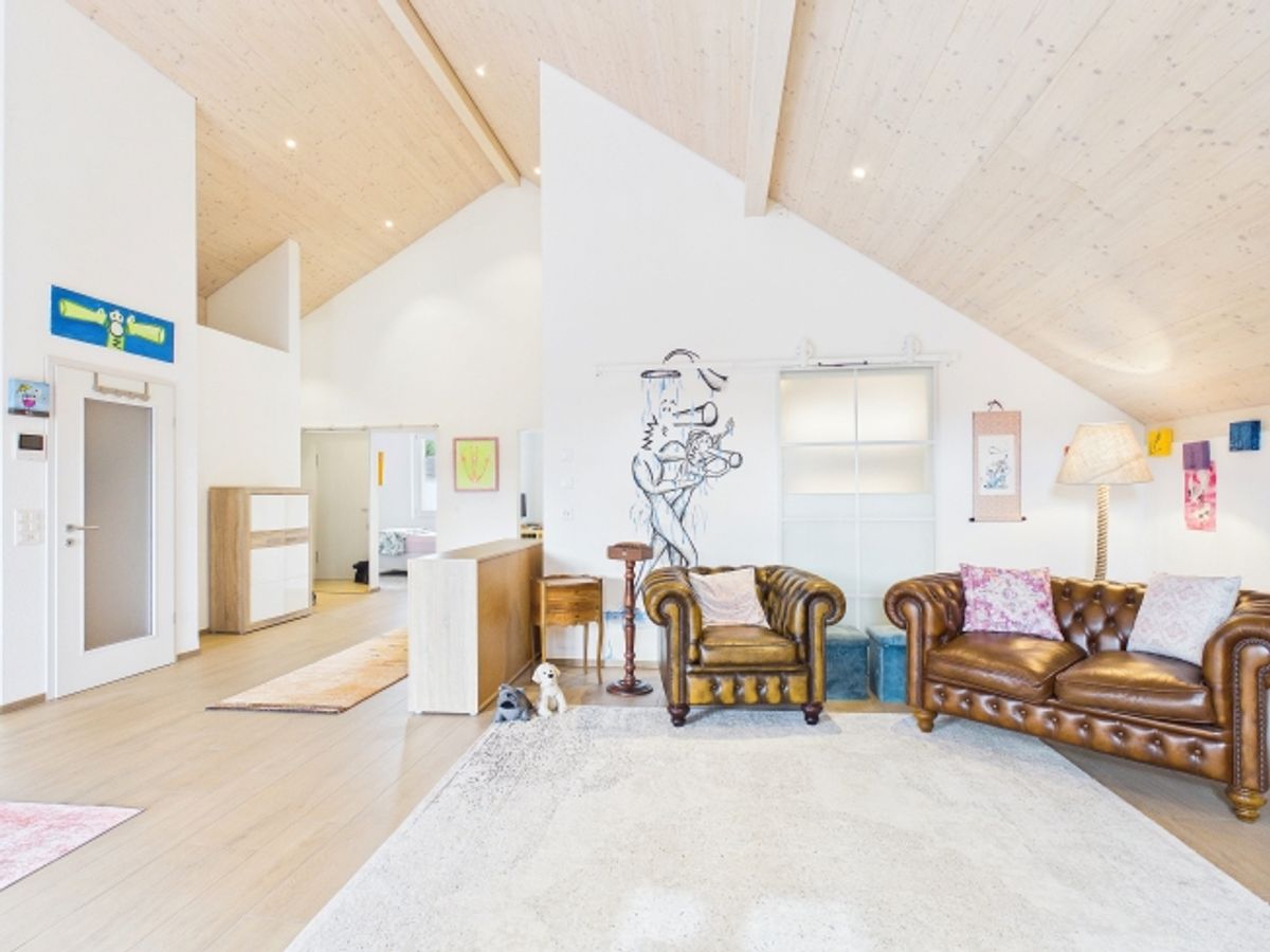 Stylische 3.5-Zimmer-Attikawohnung mit Balkon und direktem Liftzugang im Herzen von Zwingen - 2