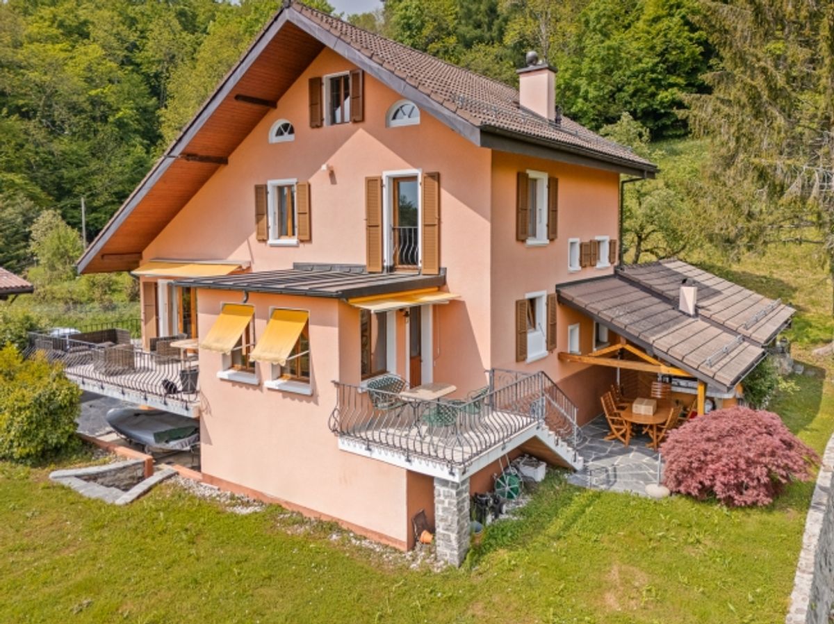 Wunderschöne freistehende Villa mit herrlichem Blick auf den See - 1