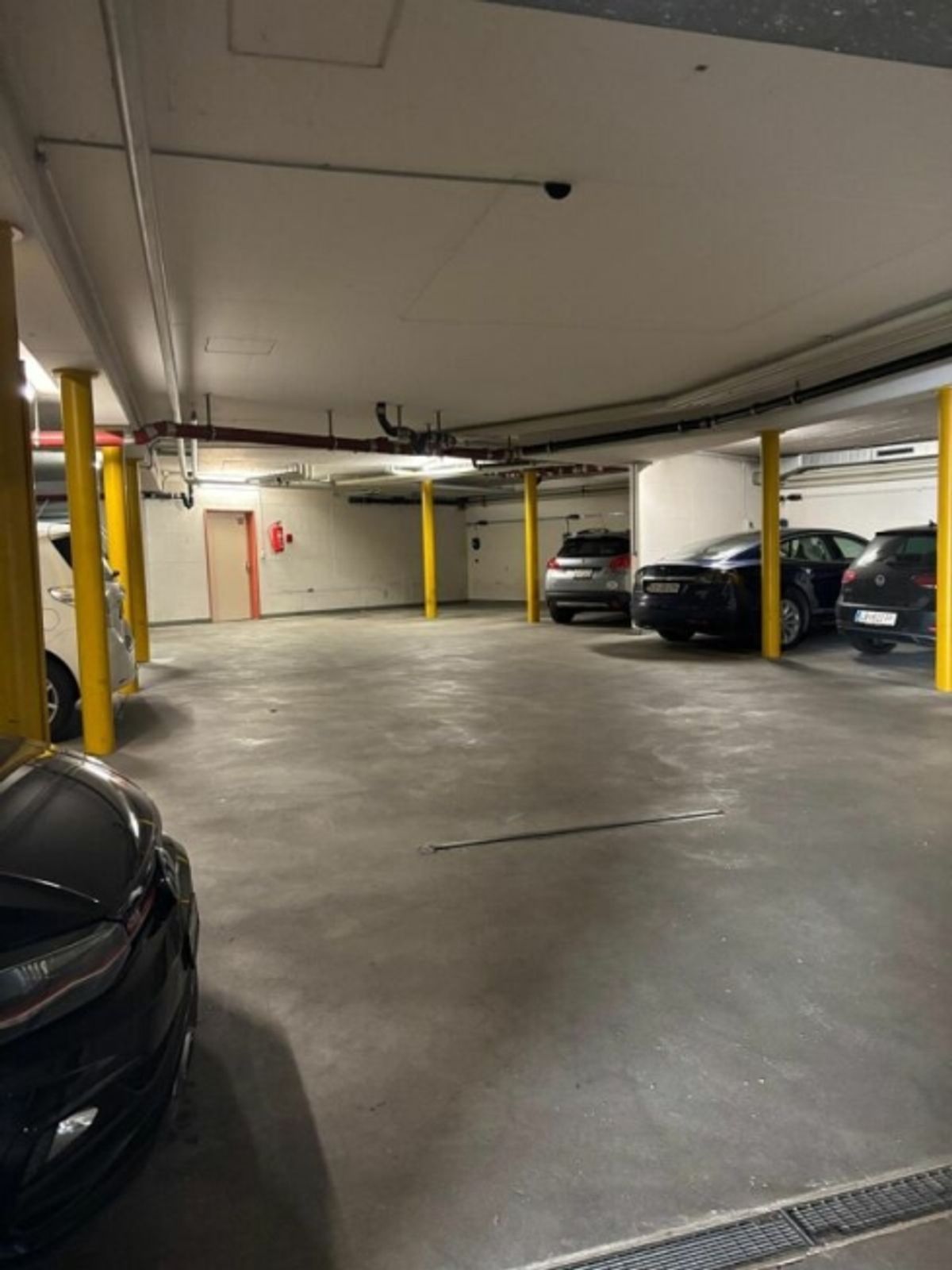 Tiefgaragenparkplatz mit Elektroanschluss in der Stadt Zürich - 0