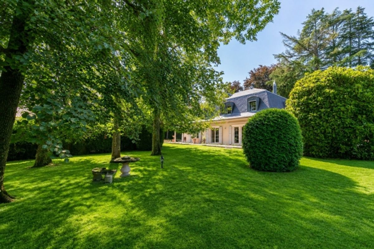 Selten – Wunderschöne Hauptvilla mit Schwimmbad und Park von 4.000 m² - 0