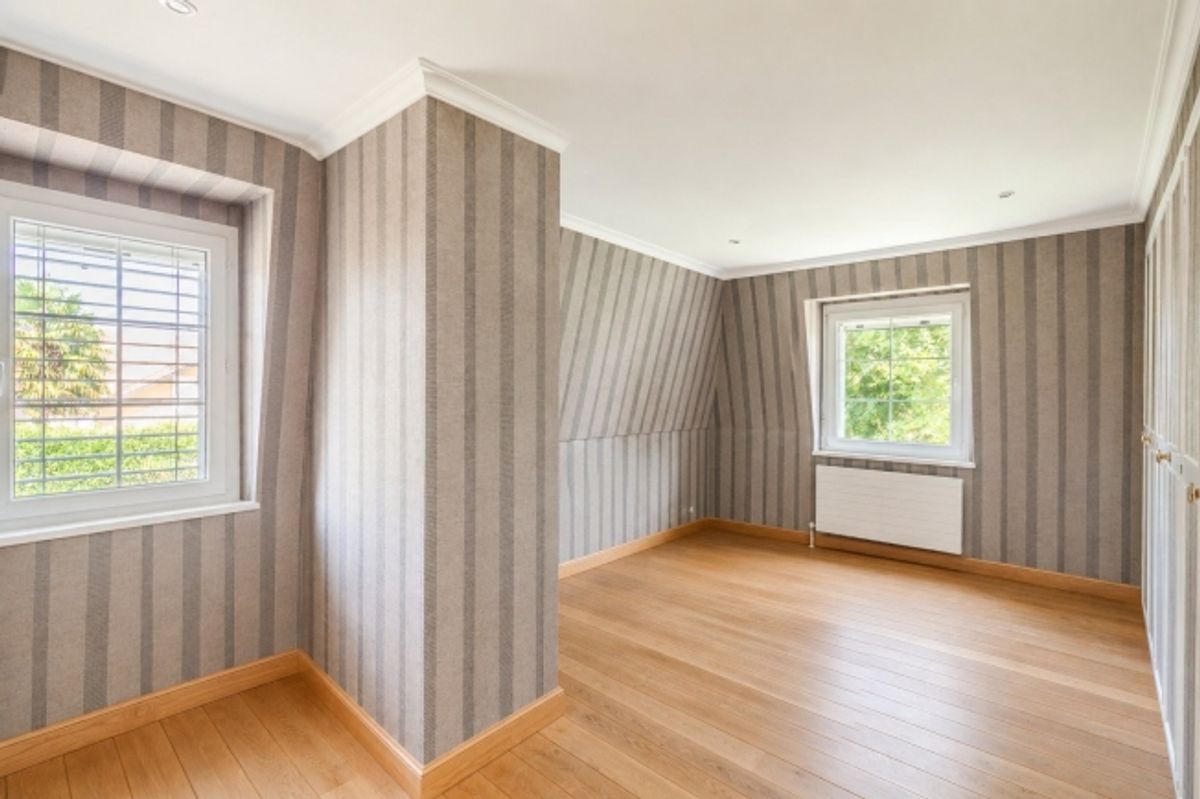 Selten – Wunderschöne Hauptvilla mit Schwimmbad und Park von 4.000 m² - 10
