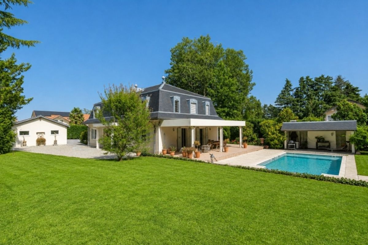 Selten – Wunderschöne Hauptvilla mit Schwimmbad und Park von 4.000 m² - 1