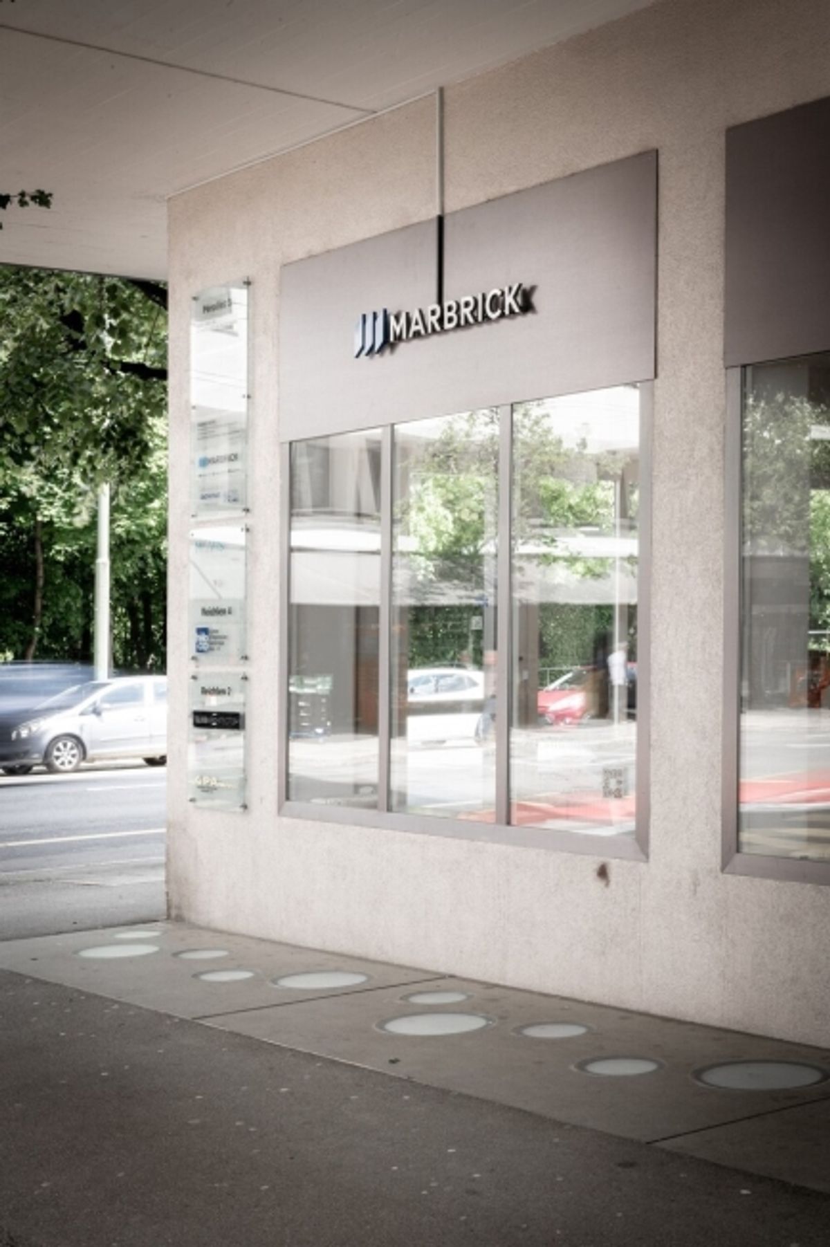 GESCHÄFTSBEREICH MIT FENSTERDEKORATION AUF ZWEI EBENEN - 3