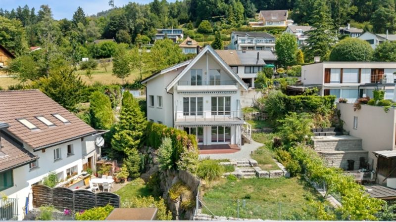 7-Zimmer-Einfamilienhaus mit Einliegerwohnung in Dürnten kaufen - 1