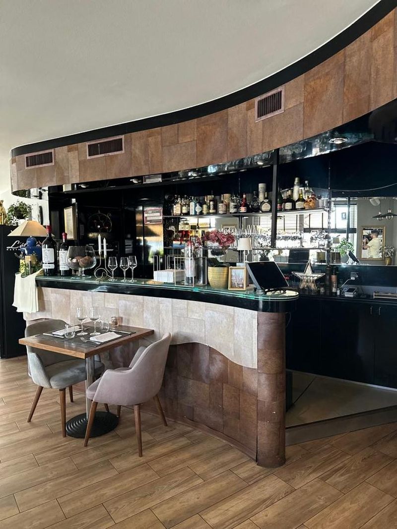 RESTAURANT AVEC FORTE ACTIVITÉ A REMETTRE - 1
