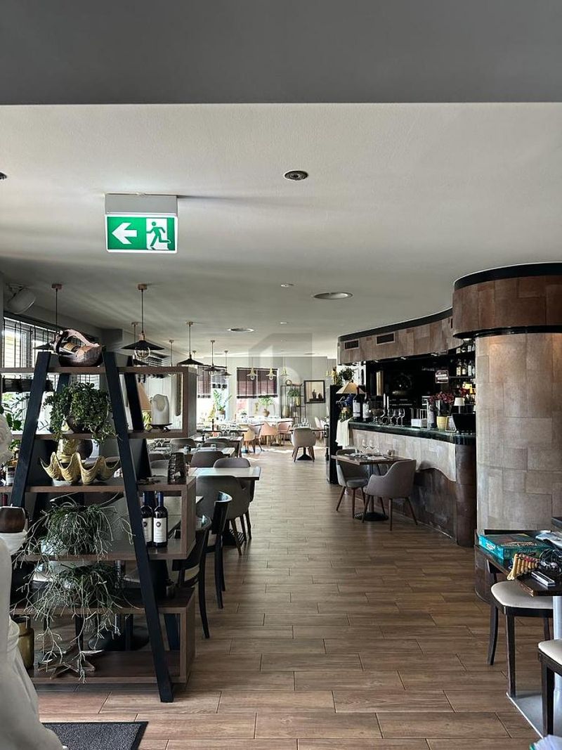 RESTAURANT AVEC FORTE ACTIVITÉ A REMETTRE - 2