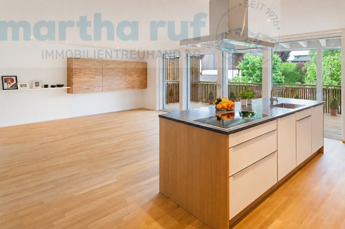 Im Zentrum gelegene, helle 4.5- Zimmer Wohnung mit Lift - 1