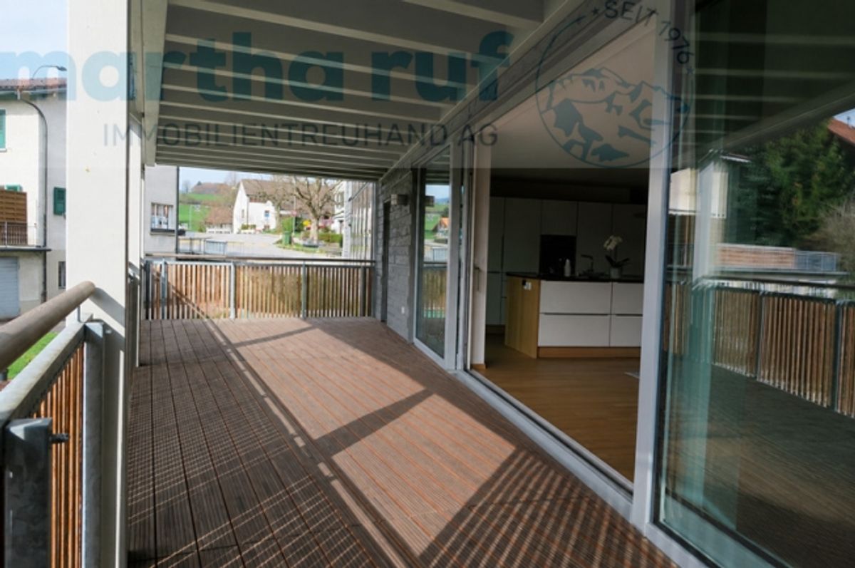 Im Zentrum gelegene, helle 4.5- Zimmer Wohnung mit Lift - 3