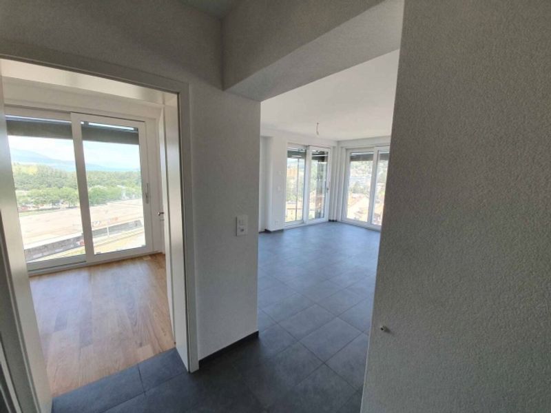 Sehr schöne Wohnung im 9. Stock mit Blick auf den Neuenburgersee und das Jura-Gebirge - 3