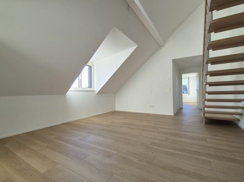 neuwertige 4.5-Zimmer-Maisonette-Wohnung mit Loggia an zentraler Lage in Mels - 2