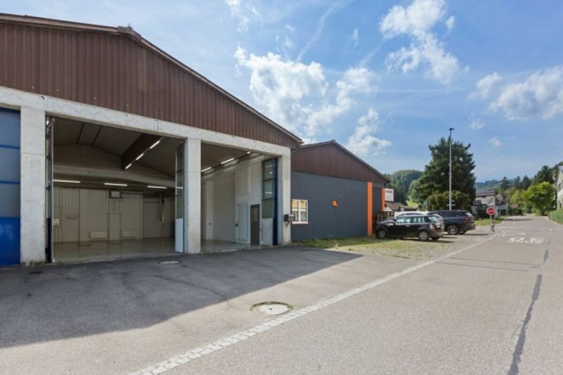 Sofort nutzbar - ausgebaute Gewerbehalle mit Aussenfläche - 2