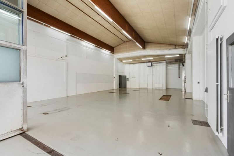 Sofort nutzbar - ausgebaute Gewerbehalle mit Aussenfläche - 3