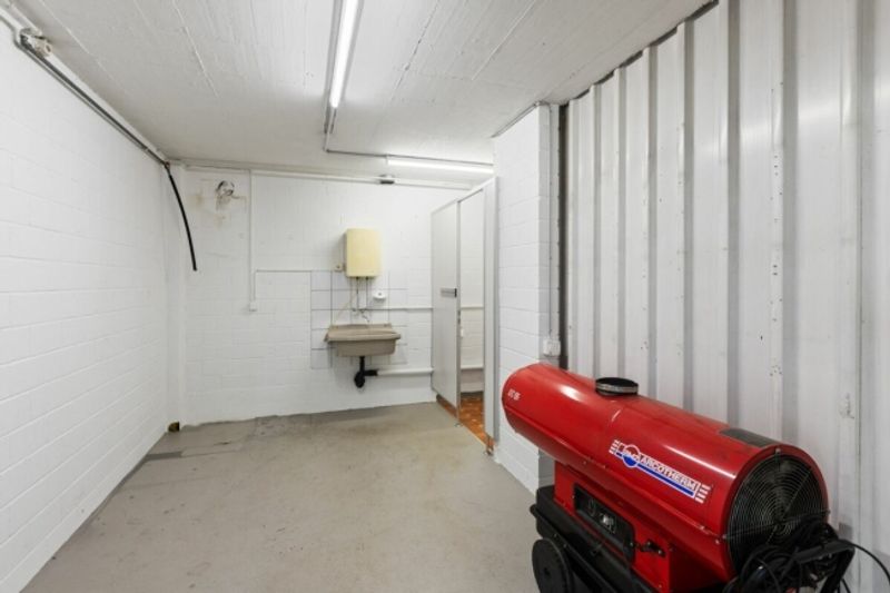 Sofort nutzbar - ausgebaute Gewerbehalle mit Aussenfläche - 4