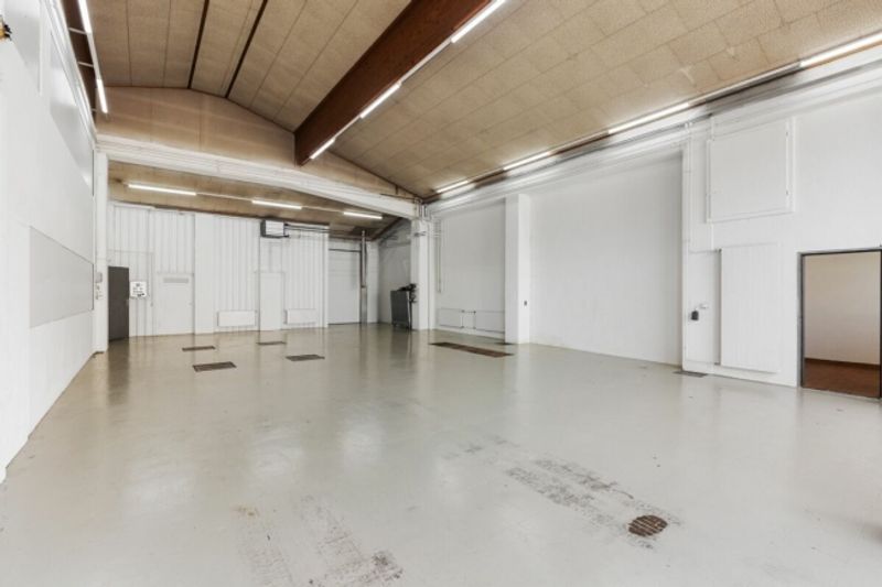 Sofort nutzbar - ausgebaute Gewerbehalle mit Aussenfläche - 5