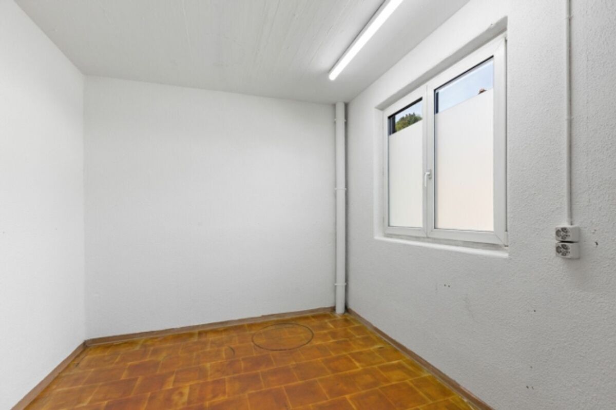 Sofort nutzbar - ausgebaute Gewerbehalle mit Aussenfläche - 5