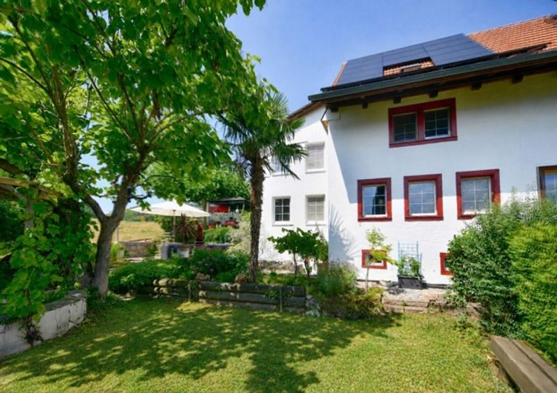 5.5-Zi. Bauernhausteil mit Scheune, viel Umschwung, Weit- und Seesicht - 1