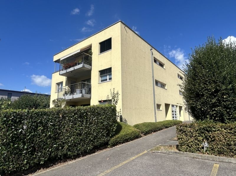 Zu vermieten
Wunderschöne Büroräumlichkeiten mit 3.5 Zimmern
Mit Parkplatz - 1