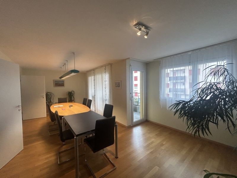 Zu vermieten
Wunderschöne Büroräumlichkeiten mit 3.5 Zimmern
Mit Parkplatz - 6
