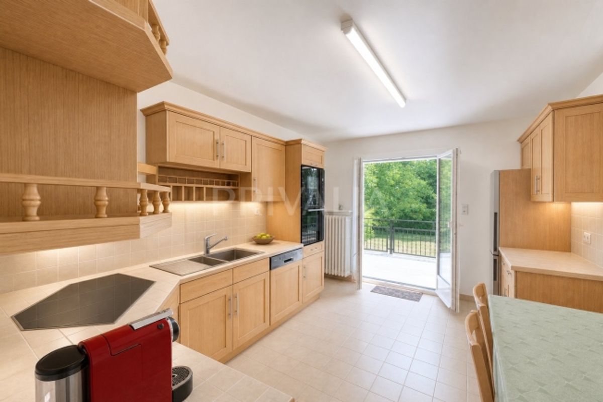 Exklusiv Freistehende Villa mit großem Garten und großem Renovierungspotenzial - 0