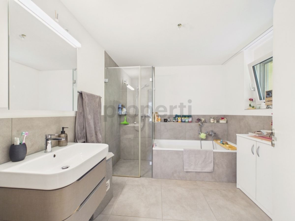 Sonniger Balkon, zwei moderne Badezimmer und barrierefreier Komfort mit Lift - 9