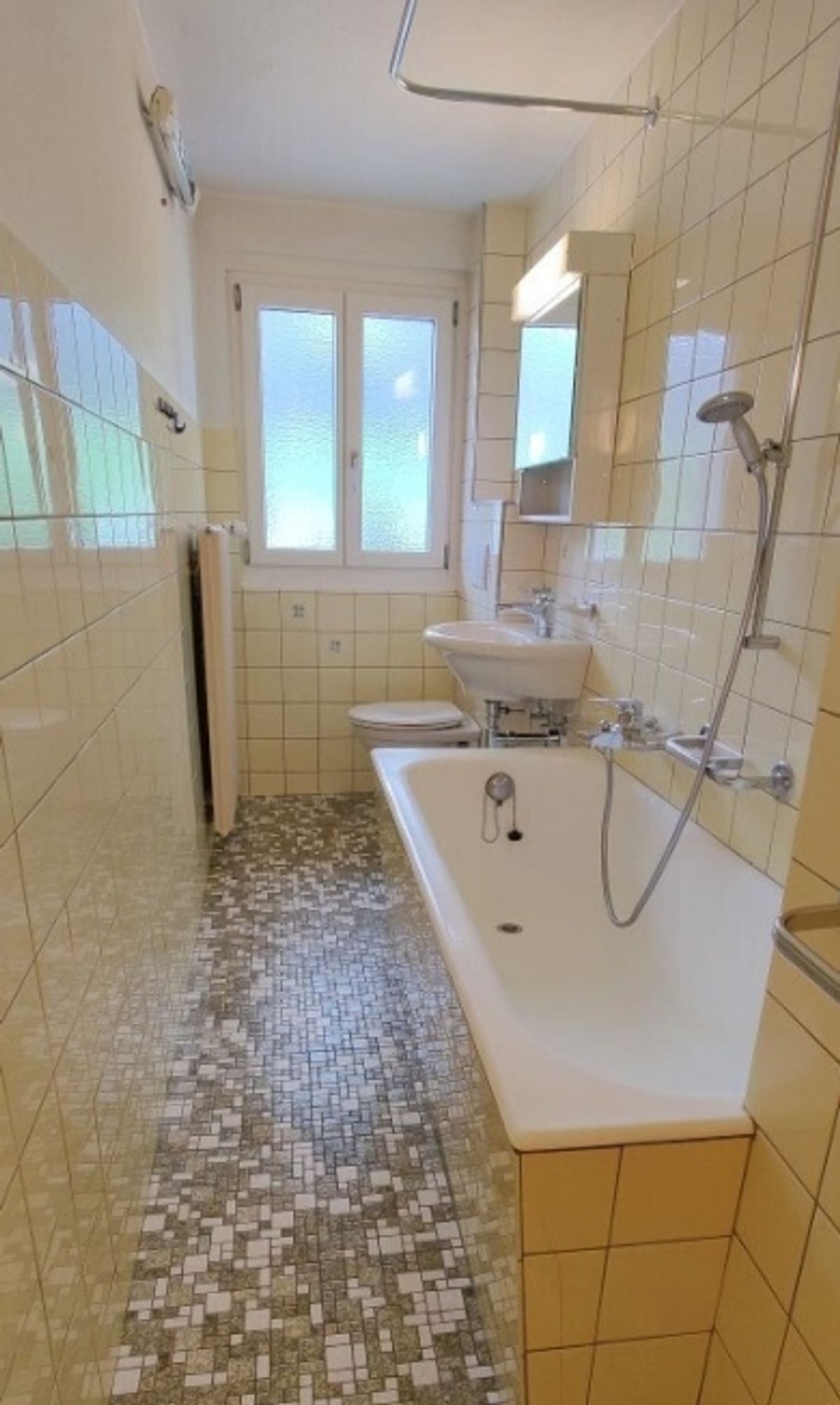 Schöne, helle 3.5 Zimmer Wohnung in Zweifamilienhaus - 2