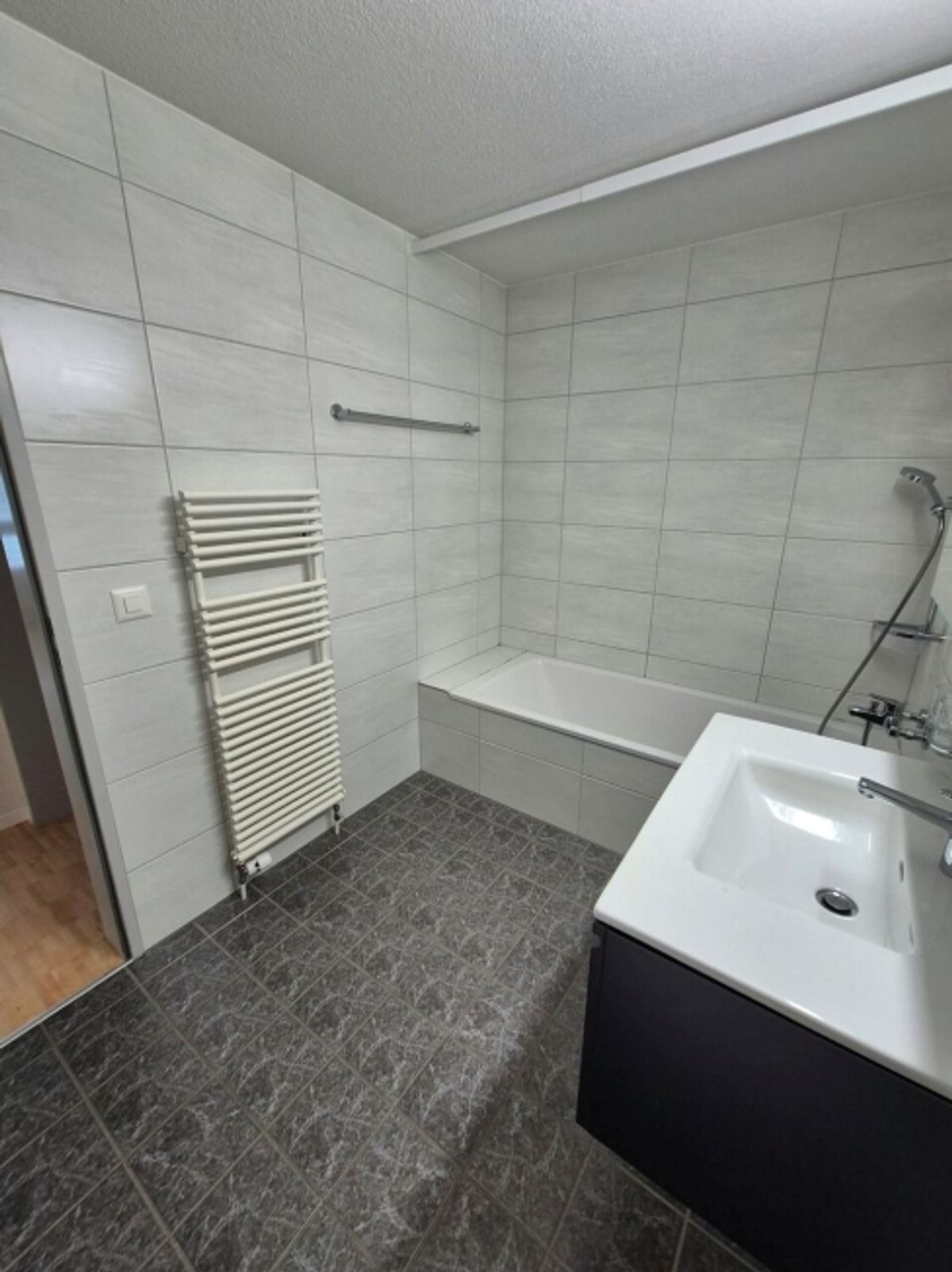 Moderne 4.5 Zimmerwohnung mit grosszügiger Terrasse - 4