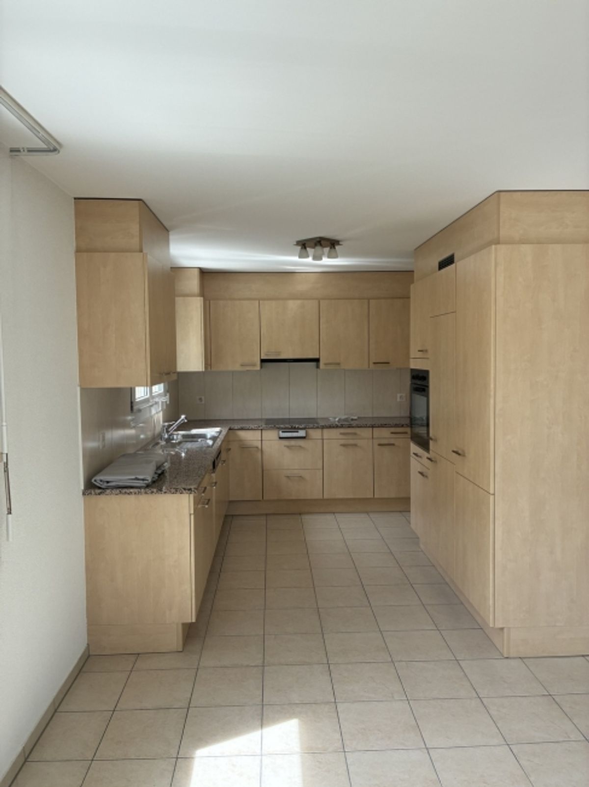 4.5-ZIMMERWOHNUNG MIT GROSSZÜGIGEM BALKON UND
VIELSEITIGEN NEBENRÄUMEN - 4