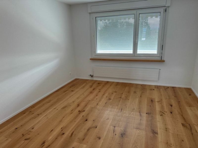 Neuwertige Wohnung (renoviert für CHF 115'000.-) mit Lift an ruhiger Lage - 12