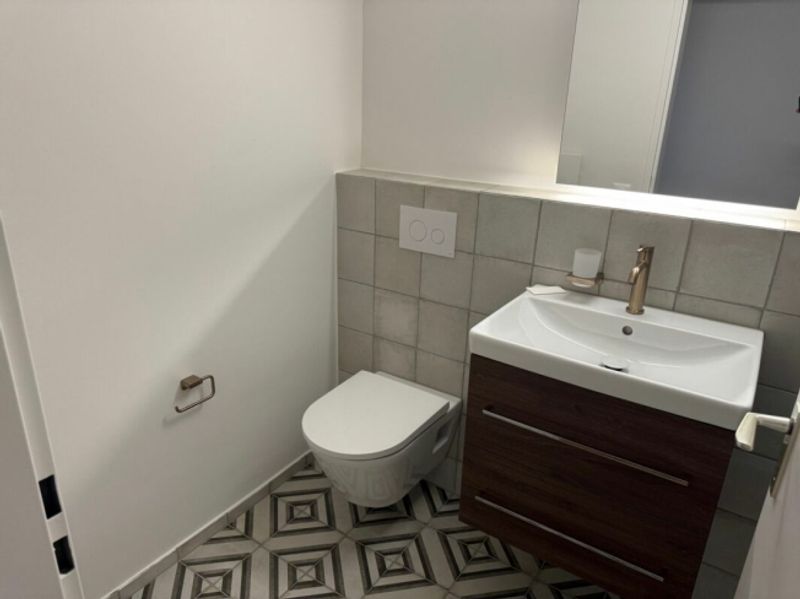 Neuwertige Wohnung (renoviert für CHF 115'000.-) mit Lift an ruhiger Lage - 14