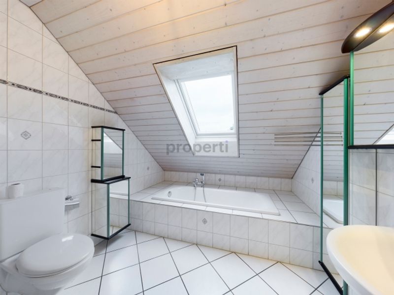 Ruhige 3.5-Zimmer-Dachwohnung mit Charme und Südwestbalkon in Diessbach - 6