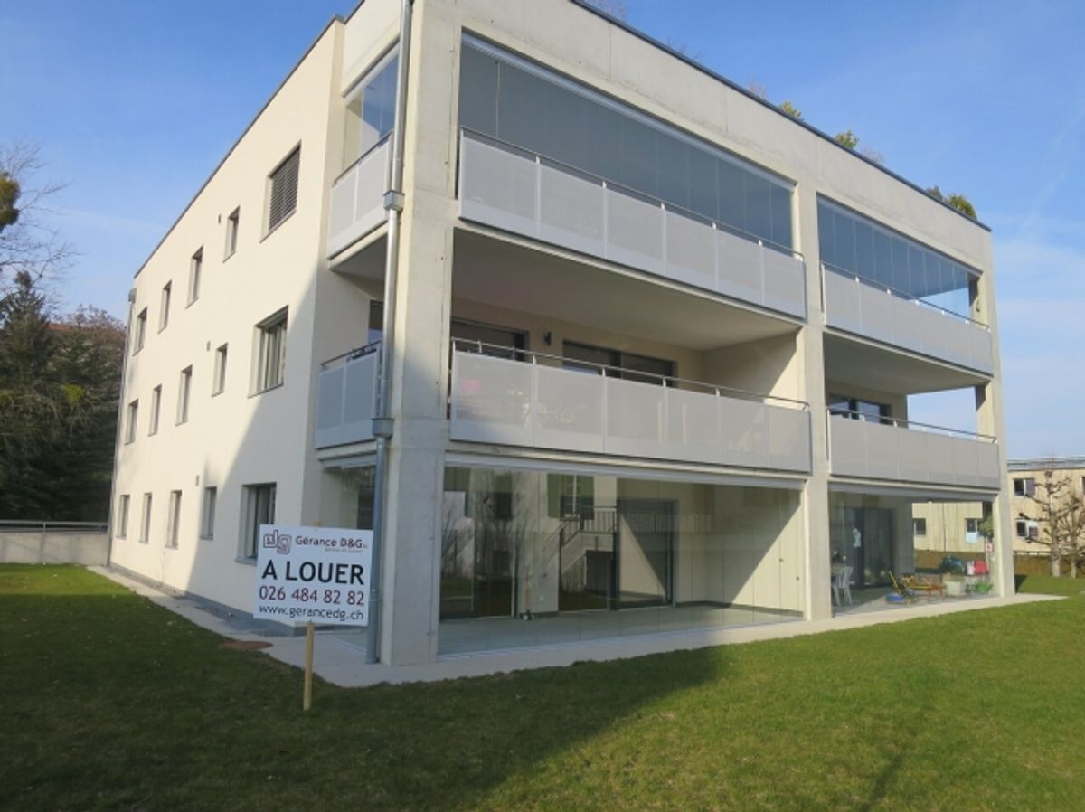 Parkplatz mit Ladestation im Quartier Jura/Fribourg - 0